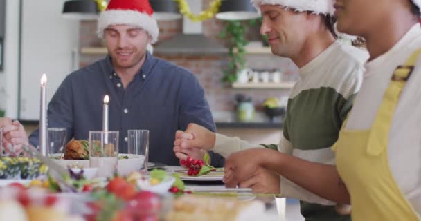 Šťastná Skupina Různých Přátel Santa Klobouky Slaví Jídlo Vánocích Vánoční — Stock video