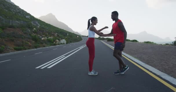 Diverse Fitte Echtparen Oefenen Stretching Een Landweg Buurt Van Bergen — Stockvideo