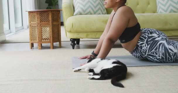 Šťastný Africký Američan Velikost Žena Cvičit Jógu Protahování Obývacím Pokoji — Stock video