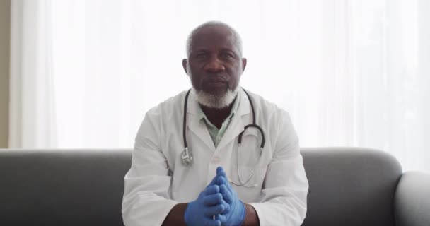 Πορτρέτο Του Αρσενικού Αφροαμερικανού Γιατρού Που Δείχνει Πώς Καλύψετε Στόμα — Αρχείο Βίντεο