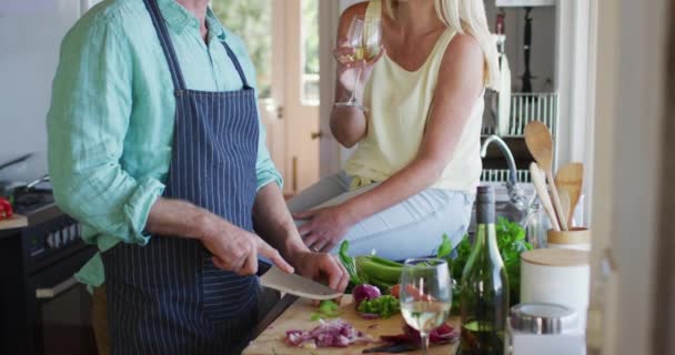 Glückliches Kaukasisches Ehepaar Das Zusammen Kocht Und Der Küche Wein — Stockvideo