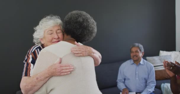 Biała Seniorka Wspierająca Afrykańską Przyjaciółkę Spotkaniu Starsze Zdrowie Wsparcie Styl — Wideo stockowe