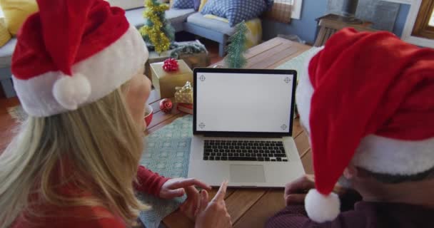Felice Coppia Matura Caucasica Indossa Cappelli Babbo Natale Utilizzando Computer — Video Stock