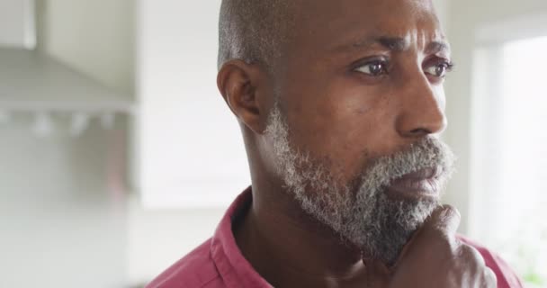 Βίντεο Ενός Σκεπτόμενου Αφροαμερικανού Που Κοιτάζει Έξω Από Παράθυρο Αναψυχή — Αρχείο Βίντεο