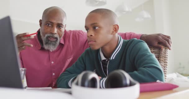 Βίντεο Του Ευτυχισμένου Αφροαμερικανού Πατέρα Και Γιου Κάνουν Μαζί Μαθήματά — Αρχείο Βίντεο