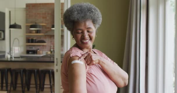 Šťastná Afroamerická Seniorka Ukazující Sádru Paži Kovidním Očkování Seniorské Zdraví — Stock video