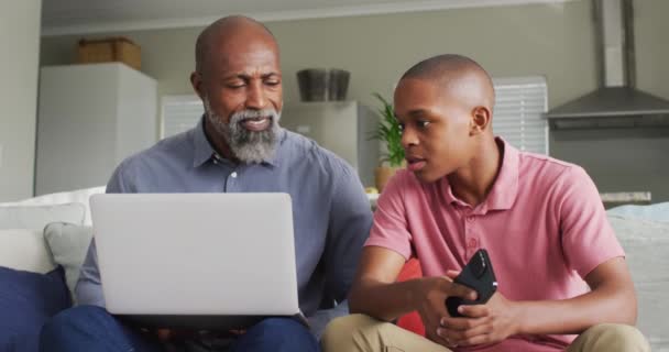 Video Šťastného Afrického Amerického Otce Syna Kteří Používají Notebook Společně — Stock video