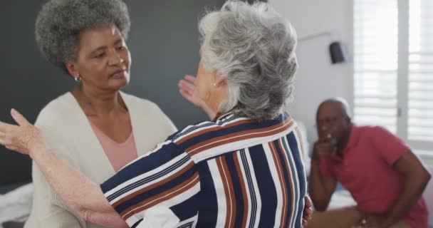 Diverso Grupo Amigos Mayores Dando Apoyo Amiga Afroamericana Reunión Salud — Vídeos de Stock