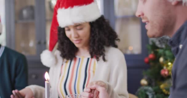 Две Различные Женщины Мужчины Шляпах Санты Молятся Рождественское Время Рождественские — стоковое видео