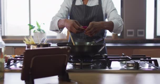 Nagranie Środkowej Części Birasowej Kobiety Przygotowującej Posiłek Relaks Wypoczynek Gotowanie — Wideo stockowe