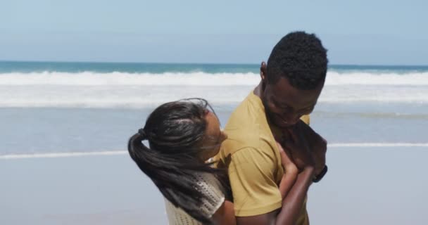 Szczęśliwa Afrykańska Para Przytula Się Przytula Plaży Przyroda Zwiedzanie Turystyka — Wideo stockowe