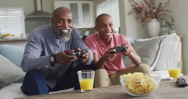 Video Lycklig Afrikansk Amerikansk Far Och Son Som Spelar Spel — Stockvideo