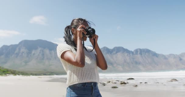 Afroamerykanka Robiąca Zdjęcia Aparatem Cyfrowym Plaży Przyroda Zwiedzanie Turystyka Przygodowa — Wideo stockowe