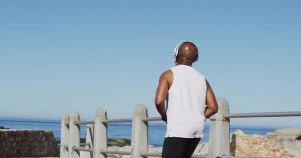 Starszy Afroamerykanin Ćwiczący Bieganie Drogach Nad Morzem Zdrowie Sprawność Samodzielność — Wideo stockowe