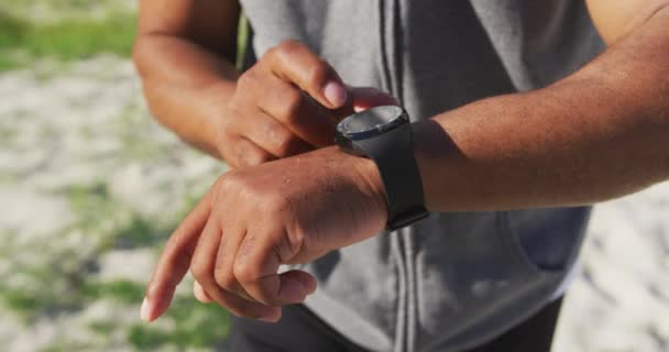 Homem Americano Africano Sênior Exercitando Usando Smartwatch Ouvindo Música Fitness — Vídeo de Stock