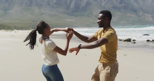 Glückliches Afrikanisch Amerikanisches Paar Beim Gemeinsamen Tanzen Strand Naturerkundung Wandererlebnistourismus — Stockvideo