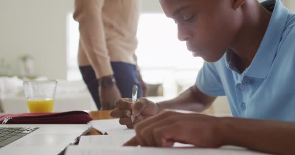 Video Zaměřeného Afrického Amerického Chlapce Který Doma Online Lekce Dětství — Stock video