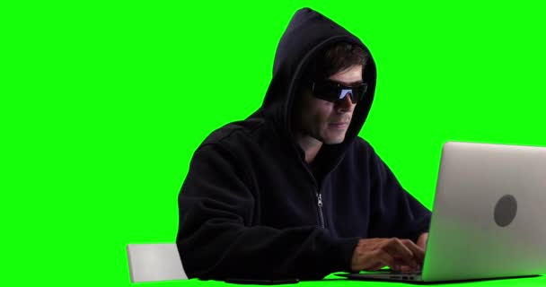 Homem Branco Hacker Capuz Preto Óculos Sol Usando Laptop Tela — Vídeo de Stock