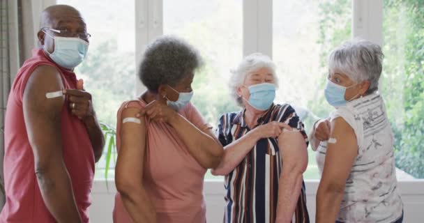 Koronavírus Elleni Védőoltás Után Különböző Rangidős Barátokból Álló Csoport Akik — Stock videók