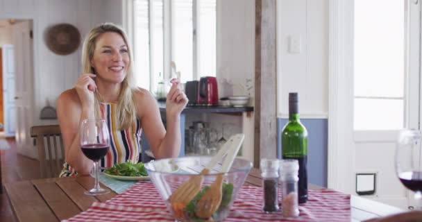 Mutlu Kafkasyalı Olgun Bir Çift Gülümsüyor Konuşuyor Birlikte Yemeğin Tadını — Stok video
