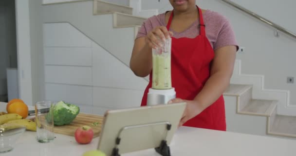 Szczęśliwy Afroamerykanin Rozmiar Kobieta Fartuchu Przygotowuje Zdrowy Napój Kuchni Zdrowy — Wideo stockowe