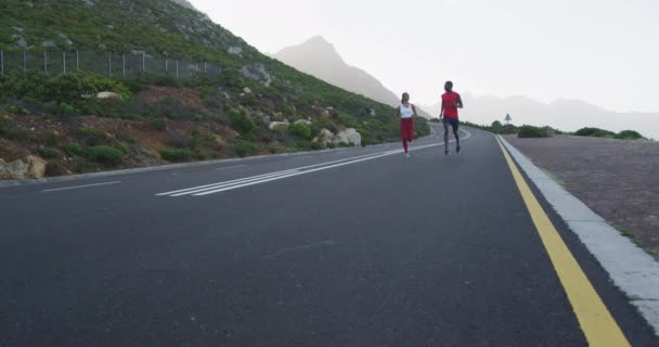 Různorodý Fit Pár Cvičení Běží Venkovské Silnici Blízkosti Hor Fitness — Stock video