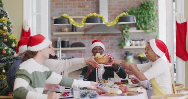 Grupo Feliz Amigos Diversos Chapéus Papai Noel Comemorando Refeição Época — Vídeo de Stock