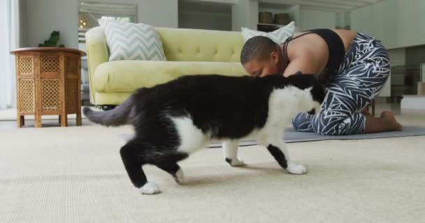 Gelukkig Afrikaans Amerikaanse Size Vrouw Oefenen Yoga Stretching Woonkamer Met — Stockvideo