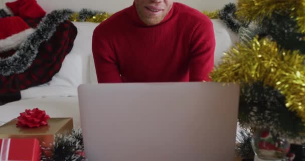 Feliz Albino Hombre Afroamericano Con Sombrero Santa Haciendo Videollamada Navidad — Vídeo de stock