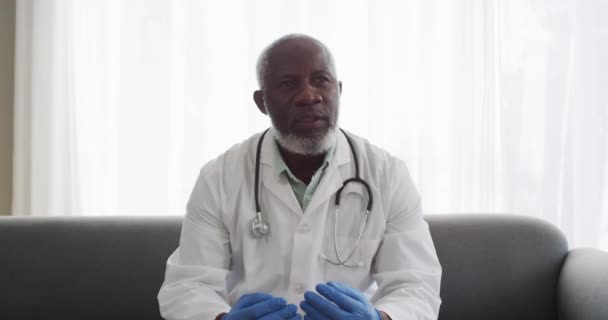 Portrét Muže Afrického Amerického Doktora Chirurgických Rukavicích Jak Mluví Když — Stock video