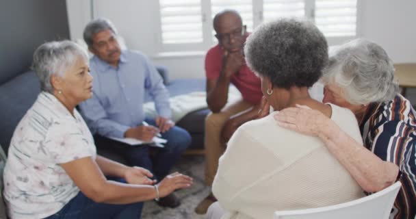 Rozmanitá Skupina Starších Přátel Kteří Poskytují Podporu Při Setkání Starší — Stock video