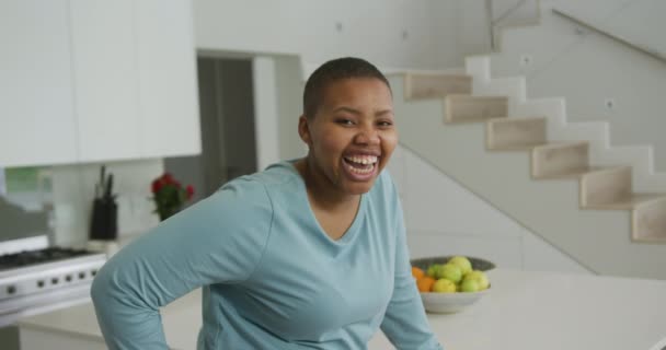 Retrato Afro Americana Sorridente Mulher Tamanho Olhando Para Câmera Cozinha — Vídeo de Stock