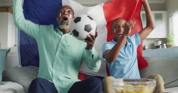 Video Felice Padre Figlio Afroamericano Con Pallone Calcio Guardare Partita — Video Stock