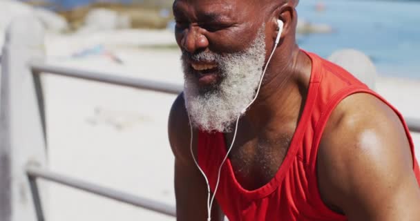 Κουρασμένος Ηλικιωμένος Αφροαμερικάνος Που Φοράει Ακουστικά Και Κάνει Διάλειμμα Από — Αρχείο Βίντεο
