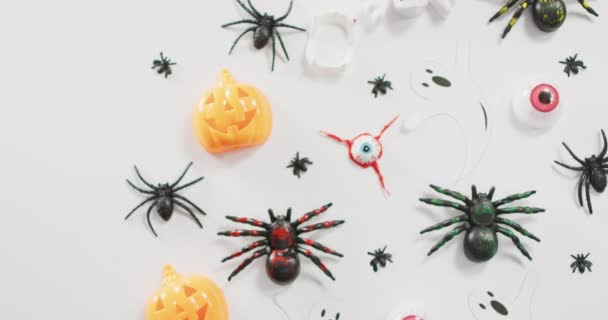 Close Van Meerdere Halloween Speelgoed Snoepjes Witte Achtergrond Halloween Festiviteit — Stockvideo