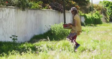 Kafkasyalı erkek ressamın, duvarında duvar resimleri taşıyan rastalı saçlarıyla videosu. Özgürlük, yaratıcılık, kapsayıcılık ve hobiler dijital olarak oluşturulmuş video konsepti.