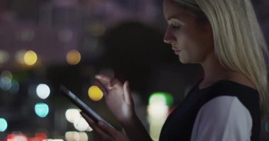 Ofiste gece vakti tablet kullanan düşünceli beyaz iş kadını videosu. İş, iletişim ve esnek çalışma konsepti dijital olarak oluşturulmuş video.