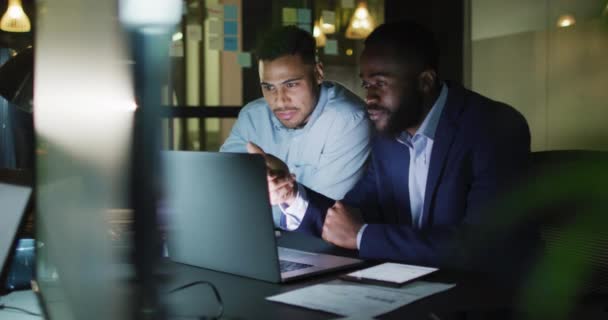 Vidéo Deux Hommes Affaires Heureux Diversifiés Parlant Utilisant Ordinateur Portable — Video