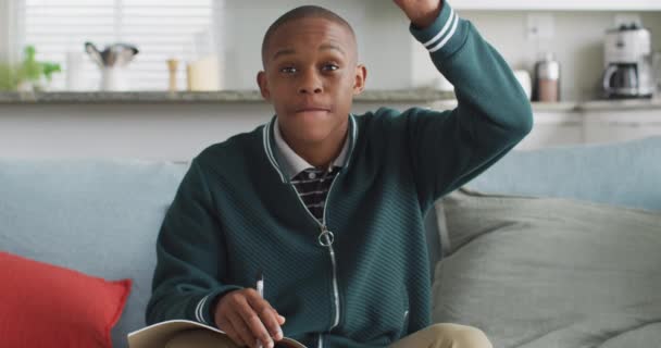 自宅でオンラインレッスンを受けている幸せなアフリカ系アメリカ人の少年のビデオ 家庭の概念からの子供時代 教育と教育 — ストック動画