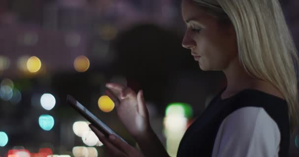 一个深思熟虑的高加索女商人在办公室使用平板电脑的视频 通信和弹性工作概念数码视频 — 图库视频影像