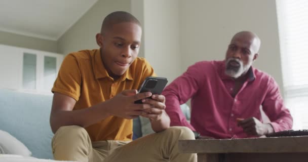 Video Nervös Afrikansk Amerikansk Far Som Tar Sin Son Smartphone — Stockvideo