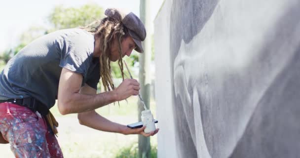 Βίντεο Του Καυκάσιου Καλλιτέχνη Dreadlocks Ζωγραφική Φάλαινα Τοιχογραφία Στον Τοίχο — Αρχείο Βίντεο