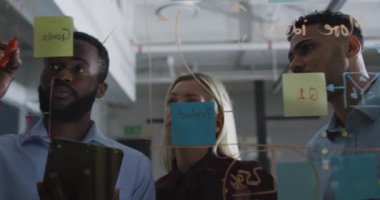 Dört farklı erkek ve kadın meslektaşın gece ofiste fikir alışverişinde bulundukları bir video. İş, iletişim, kapsayıcılık ve dijital olarak oluşturulan esnek çalışma konsepti.