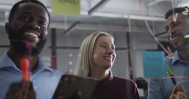 Gece ofiste beyin fırtınası yapan dört farklı erkek ve kadın meslektaşın videosu. İş, iletişim, kapsayıcılık ve dijital olarak oluşturulan esnek çalışma konsepti.