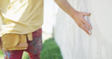 Beyaz erkek ressamın duvardaki duvar resminde el ele koşarkenki görüntüsü. Özgürlük, yaratıcılık, sanat ve hobiler dijital olarak üretilen video konsepti.