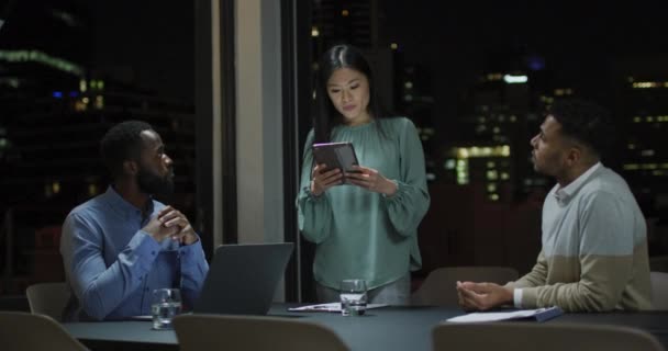 Video Mujer Negocios Asiática Hablando Con Dos Colegas Masculinos Diversos — Vídeo de stock