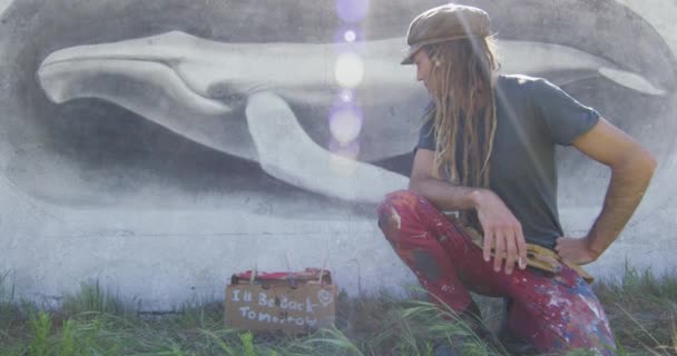 Video Ritratto Artista Maschio Caucasico Sorridente Con Dreadlocks Davanti Murales — Video Stock