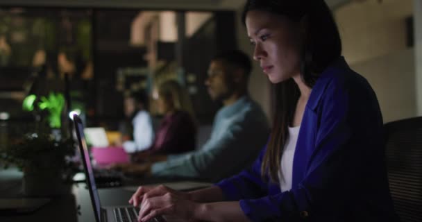 Video Asian Businesswoman Diverse Colleagues Desks Using Computers Night Office — Stock Video