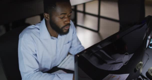 Видео Африканского Американского Бизнесмена Сидящего Столом Компьютером Ночью Офисе Бизнес — стоковое видео