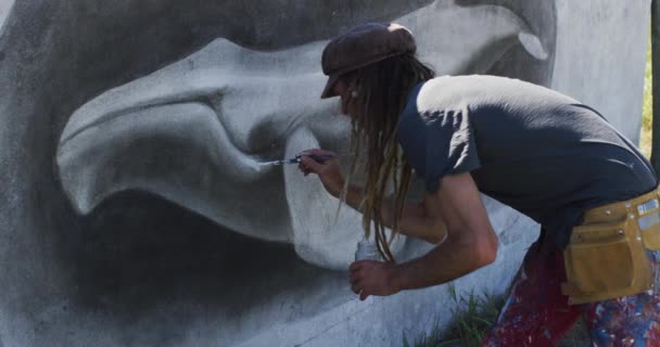 Video Artista Maschio Caucasico Con Dreadlocks Pittura Murale Balena Sulla — Video Stock